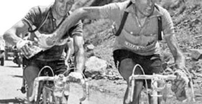 Frasi e aforismi sul ciclismo 17 frasi e aforismi sul ciclismo, il famoso passaggio della borraccia al tour tra coppi e bartali