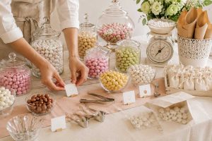 Come allestire il tavolo della confettata Allestimento di un tavolo per confettata fai da te