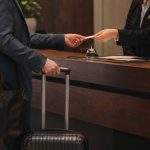 Ospite durante il check-in alla reception di un hotel