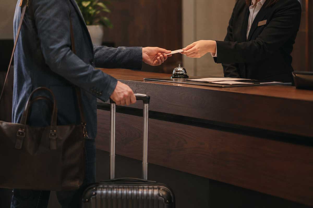 Ospite durante il check-in alla reception di un hotel