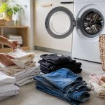 Bucato diviso per colori, tessuti e tipo di capo prima del lavaggio in lavatrice
