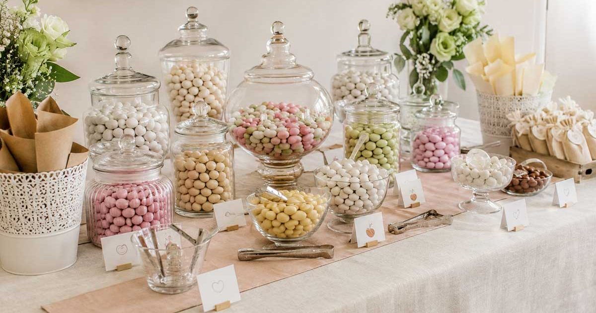 Confettata fai da te con contenitori, etichette e palette