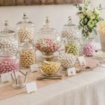 Confettata fai da te con contenitori, etichette e palette
