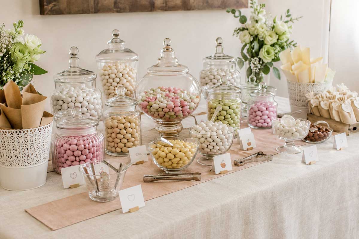 Confettata fai da te con contenitori, etichette e palette