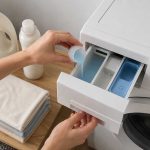 Detersivo liquido versato nello scomparto principale della vaschetta della lavatrice