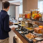 Buffet di un hotel con diverse formule di pensione e all inclusive