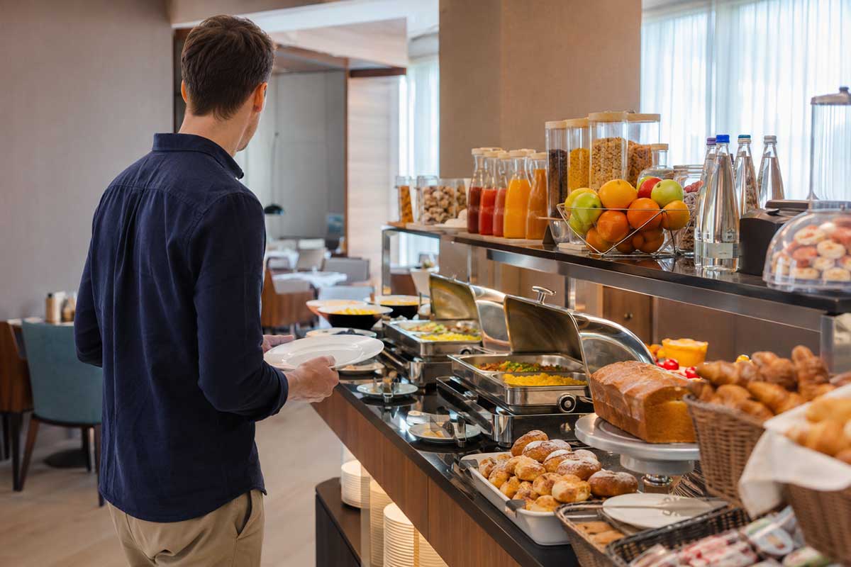 Buffet di un hotel con diverse formule di pensione e all inclusive